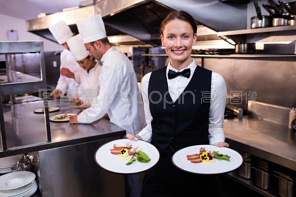 數據捕捉的新視角 服務員向相機展示盤子的數據庫管理意義